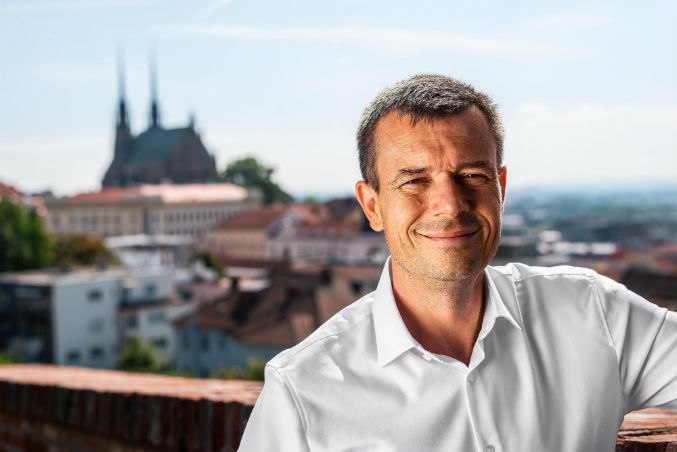 Piráti vyšlou do boje o senátorské křeslo zakladatele strany Jiřího Kadeřávka
