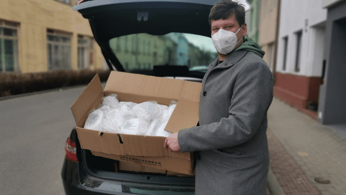 Brno daruje Dopravnímu podniku 5000 respirátorů!
