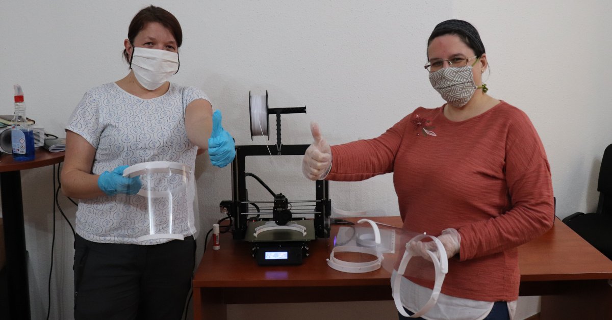 České 3D tiskárny v boji s koronavirem: Štíty pro ostravské zdravotníky tisknou studenti i politici
