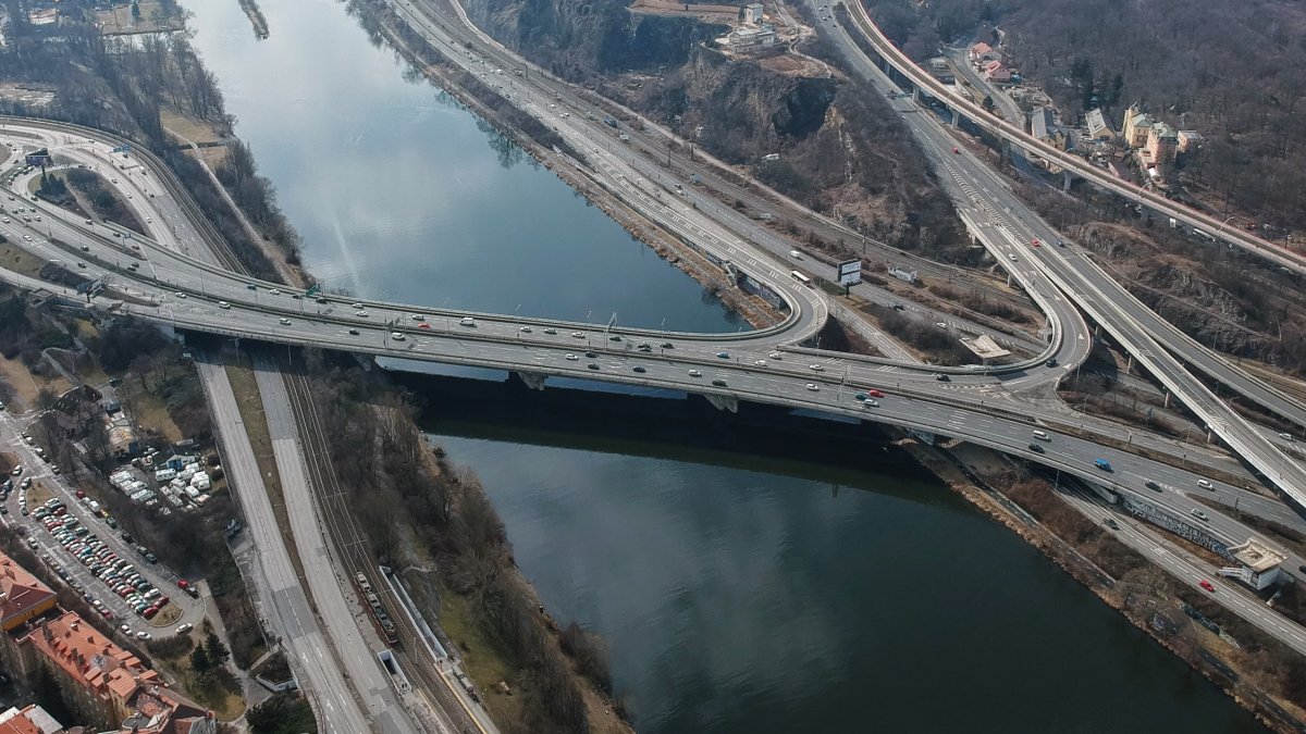 Rekonstrukce Barrandovského mostu dopravu v Praze ovlivnila jen minimálně