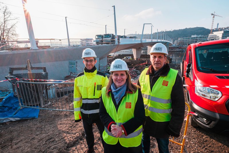 Na Dvoreckém mostě se uskutečnila zatěžovací zkouška. Zprovoznění mostu pro veřejnost je plánováno na duben