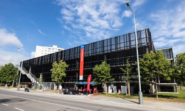 Praha dokončila stavbu moderního parkovacího domu v Nových Butovicích pro 380 aut