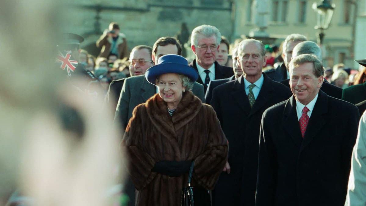 Zemřela britská královna Alžběta II., Praha nasvítí Petřín