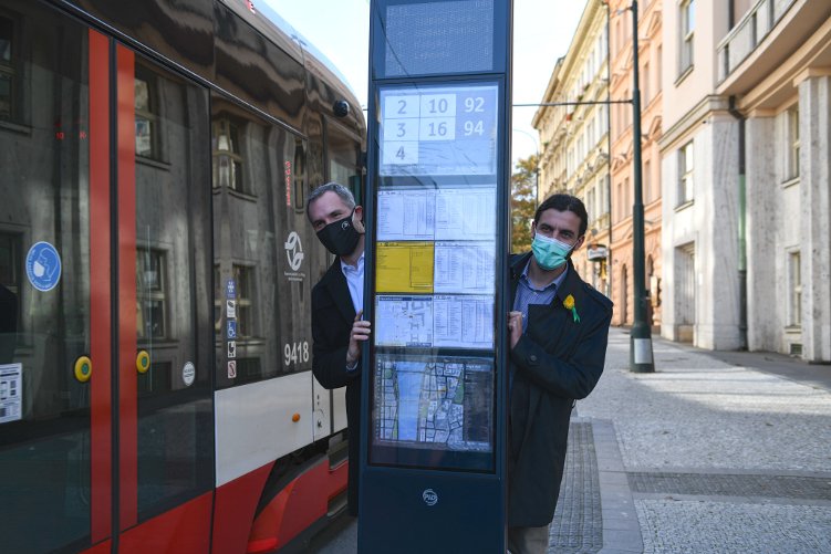 Praha testuje na Palackého náměstí nový zastávkový označník – ukáže aktuální časy příjezdů i mapy okolí