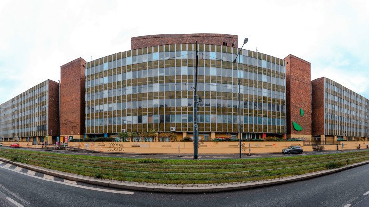 Praha 10 nemá plán, jak vyřeší otázku nového sídla své radnice. Přesto chce prodat strategický majetek za miliardu