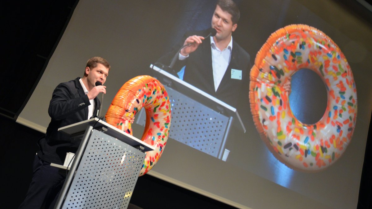 Ivan Bartoš opět zvolen předsedou Pirátů. Jiří Snížek demonstroval Středočeský kraj jako donut