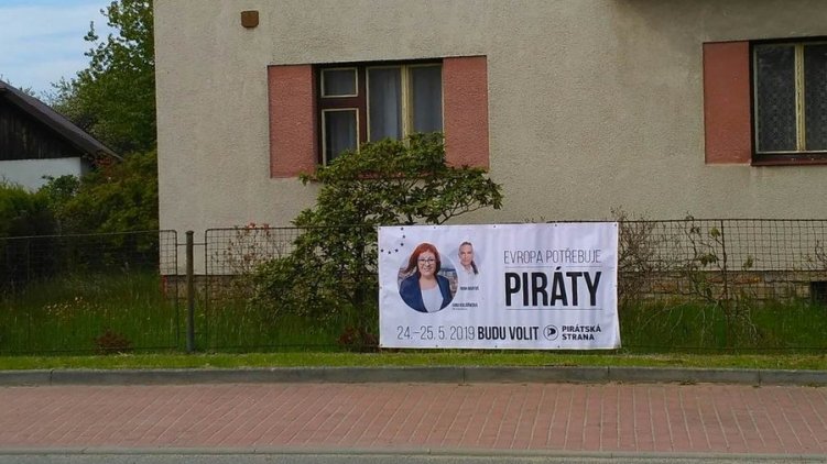 Volby se blíží a budou zase pirátské plachty - pomůžete i letos?