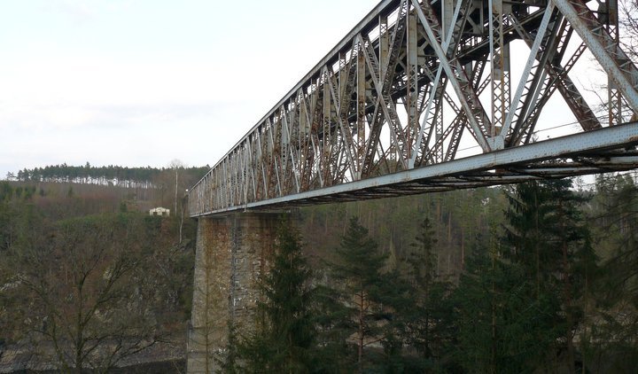 Piráti podporují zachování a opravu stávajícího železničního mostu přes Orlickou přehradu, jde o technickou památku, která by mohla být turistickým cílem