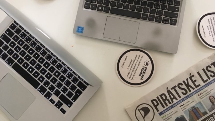 Piráti pokračují v plnění priorit. Nový web zajistí otevřenější komunikaci s občany a pomůže s digitalizací