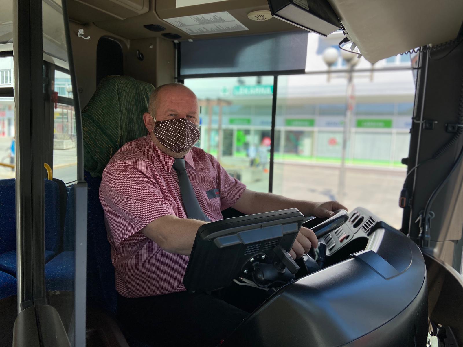 Náměstek ředitele MDPO, Pirát Jan Štěrba vypomáhá jako řidič autobusu.