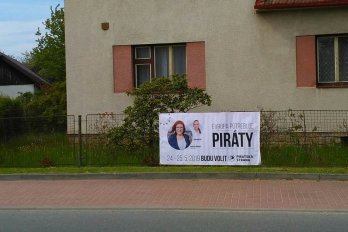 Volby se blíží a budou zase pirátské plachty - pomůžete i letos?