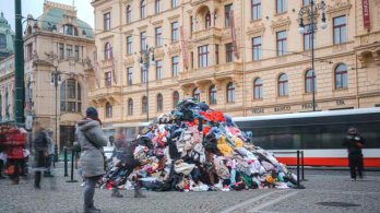 Na náměstí Republiky byla navezena hromada hadrů. Upozorňuje na problematiku textilního odpadu ve městech