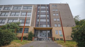 Piráti navrhují pro rozšíření středoškolských kapacit využít opuštěnou bývalou budovu radnice na Praze 10, na místo nákupu předražené budovy zatížené věcným břemenem