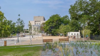 Revitalizace okolí památníku na Vítkově je hotová. Pražanům nabídne nové povrchy, bistro, stromy i vodní prvky