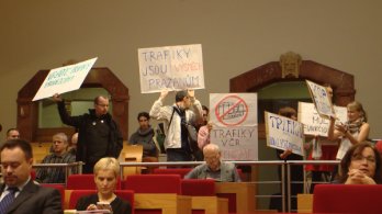 Praha má do ledna zrušit politické trafiky v městských firmách