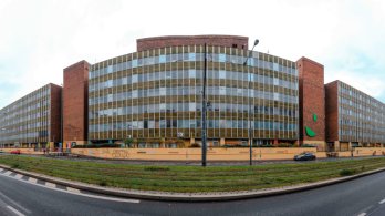 Praha 10 nemá plán, jak vyřeší otázku nového sídla své radnice. Přesto chce prodat strategický majetek za miliardu