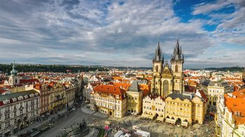 Praha vymění bezpečnostní betonové bloky za žulové kvádry