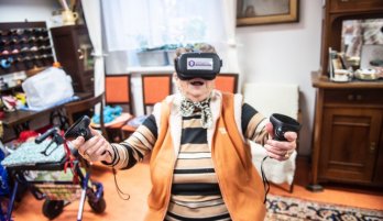 Klientům desítkových domovů seniorů zpříjemní svátky virtuální realita