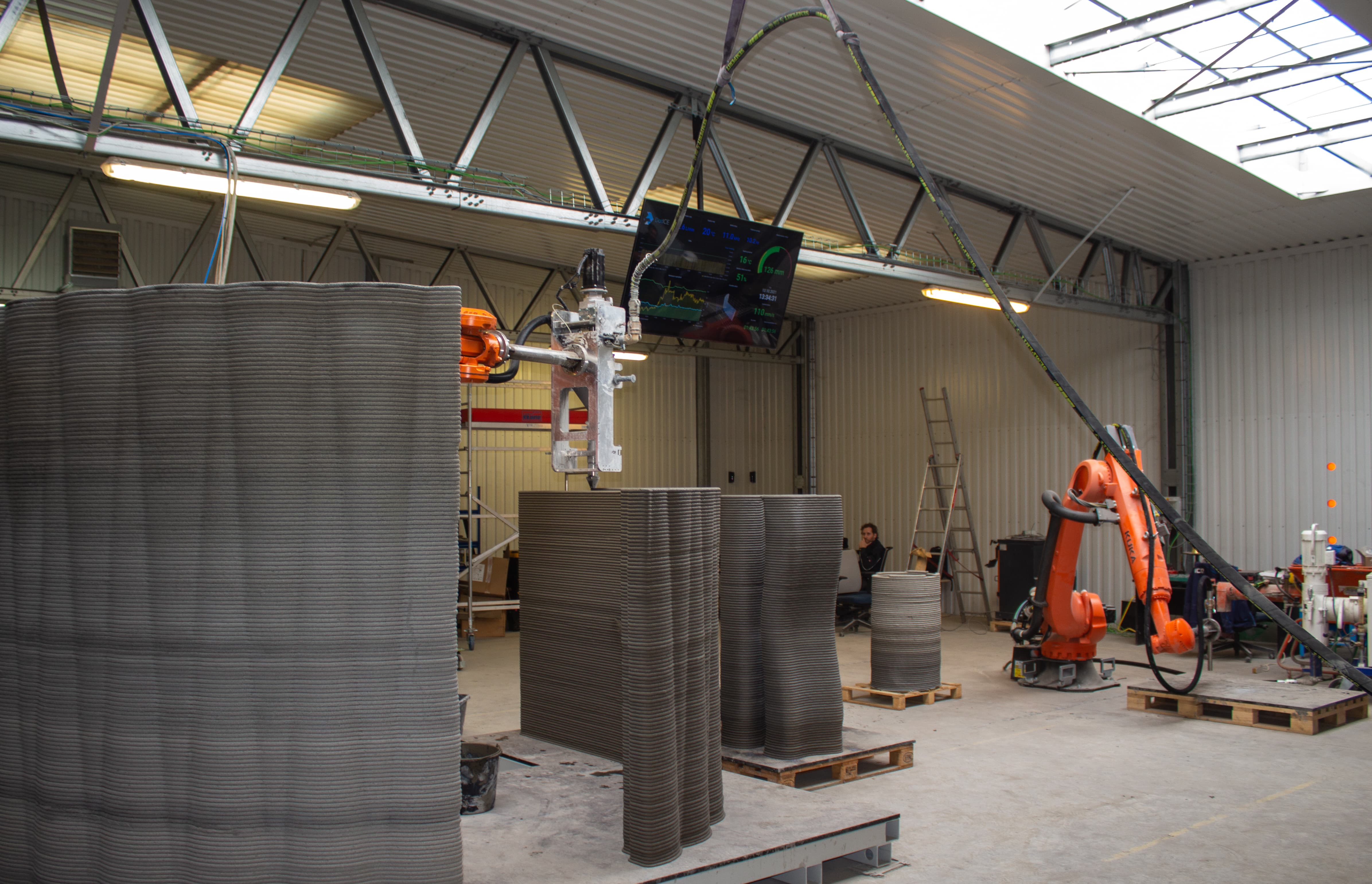 Robotická farma na 3D tisk betonu vzniká ve výrobní hale společnosti ICE Industrial Services ve Žďáru nad Sázavou